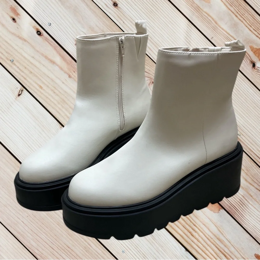 BP size 8.5 white/black Milo Platform Bootie